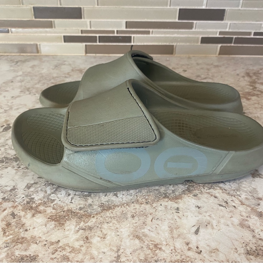 OOFOS Women's Slide Sandals in Olive, Sz. 9